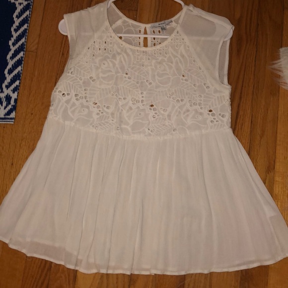 Flowy Top with Lace Roses - Picture 1 of 3